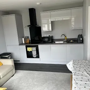 https://new-one-bed-1st-floor-flat-close-to-the-beach.tophotelsbath.com